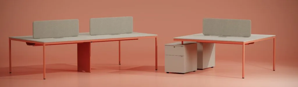 Akustik panelli workstation masalarıyla bölgelere ayrılmış açık ofis düzeni