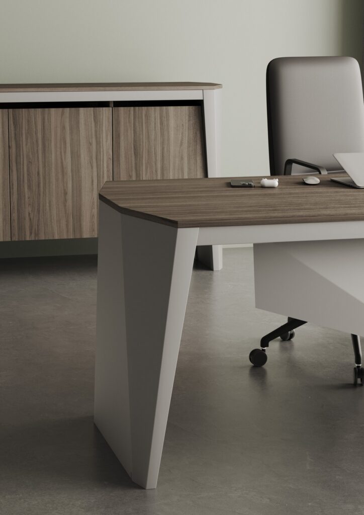 Loft — Ahşap desenli ve beyaz ayaklı yönetici masası, arkasında ahşap dolap ve gri ofis koltuğu olan bir ofis ortamı