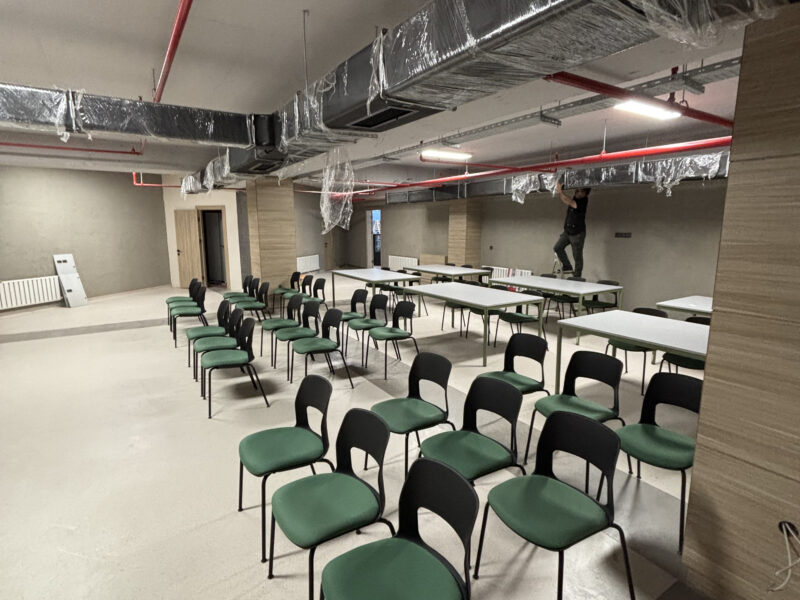 Seminer salonunda yeşil sandalye sıraları