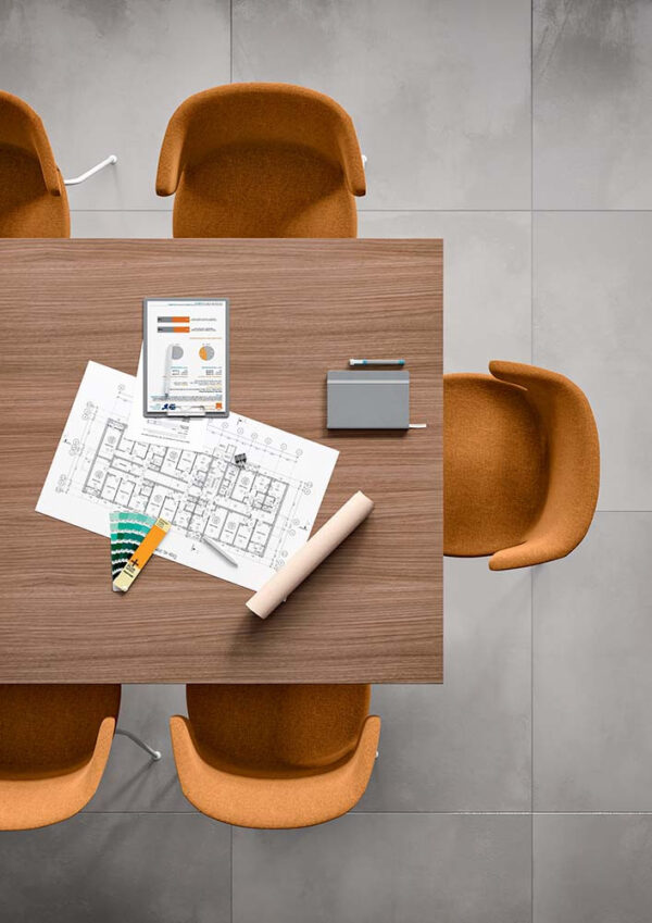 Serenity, toplantı masası