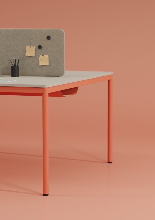 Cage, çalışma masası